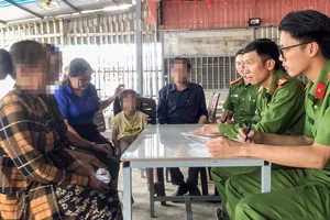 An Giang: Công an làm việc với người phụ nữ nắm tóc đánh dã man bé gái