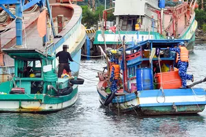 Vùng Cảnh sát biển 4 phát hiện hai tàu cá chở thiết bị VMS của tàu khác