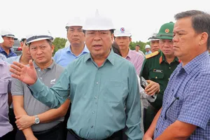 Thị sát cao tốc Cần Thơ-Cà Mau, Bộ trưởng Trần Hồng Minh yêu cầu xong tuyến chính trước 19-12