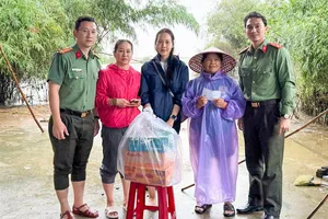 Công an tỉnh An Giang đến TP Huế tặng quà hỗ trợ bà con vùng bão lũ