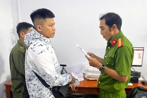 Trốn truy nã về quê làm thủ tục hành chính thì bị bắt 