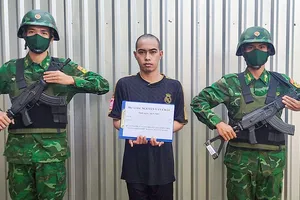 Đang mang hơn 7 tỉ đồng qua biên giới thì bị bắt