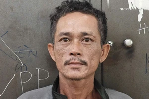 Bị chích điện cướp tài sản, cụ bà giả vờ bất tỉnh để thoát thân