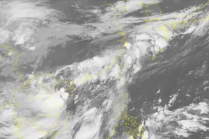 Bão giật cấp 11 cách Quảng Ninh, Hải Phòng 410 km