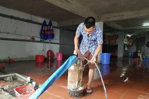 Hà Nội: Người dân sắm máy bơm hút nước tràn vào nhà sau bão
