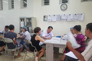 Sau vụ cháy Rạng Đông: Lo nhiễm độc, người dân ùn ùn đi khám