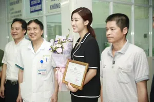 Hoa hậu Đỗ Mỹ Linh tặng 300 triệu đồng giúp bệnh nhi ghép tim
