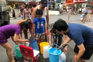 Nước có mùi lạ: Nhiều trường học mua nước đóng bình nấu ăn