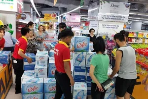 Người dân đổ xô đến siêu thị 'vét' nước sạch