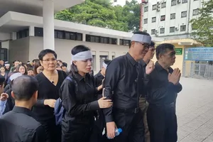 Dòng người nghẹn ngào tiễn biệt Thứ trưởng Lê Hải An