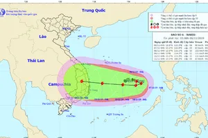 Bão số 6 liên tục đổi hướng trên biển Đông