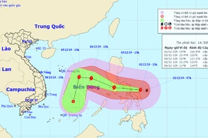 Bão Kammuri giật cấp 17 đang tiến gần biển Đông