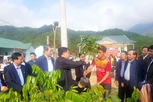 Bộ trưởng Nguyễn Xuân Cường thăm người dân Sa Ná