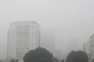 Buổi trưa nhưng Hà Nội vẫn mờ ảo trong sương mù