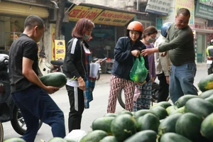 Cận cảnh người dân đổ xô mua dưa hấu giá rẻ 