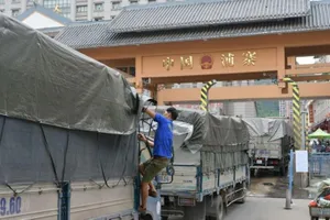 Lạng Sơn mặc đồ bảo hộ cho tài xế thay vì cách ly 14 ngày