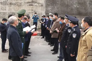 Xe Trung Quốc nhận hàng trong khu cách ly ở cửa khẩu Hữu Nghị