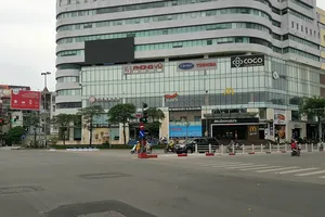 Hàng loạt cửa hàng tại Hà Nội đóng cửa chống dịch COVID-19