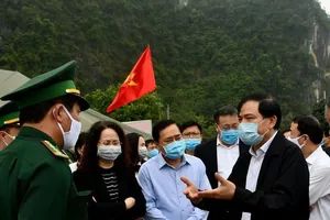 Hàng nghìn xe tắc trên cửa khẩu, lãnh đạo 3 bộ cấp tốc thị sát