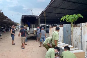 Tổ công tác 368 TP.HCM ập vào kiểm tra điểm tập kết hàng lậu 