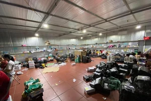 Triệt phá kho hàng lậu hơn 10.000 m2 tại Lào Cai