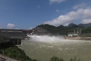 Thủy điện Hòa Bình mở thêm một cửa xả lũ
