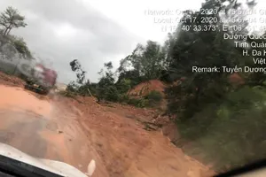 Mưa lũ miền Trung: Có gia đình phải gọi cấp cứu trong đêm