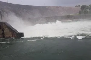 Thủy điện Thác Bà đang xả lũ