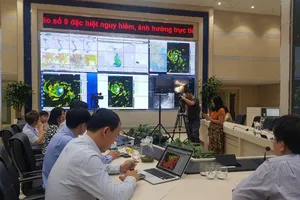 Đêm trắng ở Trung tâm Khí tượng Quốc gia dõi theo bão số 9 