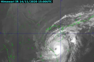 Bão số 13 giật cấp 12 đang cách Đà Nẵng 80km,miền Trung mưa to