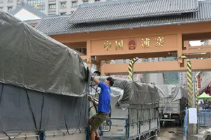 Trung Quốc lấy mẫu, khử trùng hàng loạt hàng hóa nhập khẩu