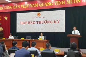 Xăng dầu, giá điện làm nóng họp báo Bộ Công Thương
