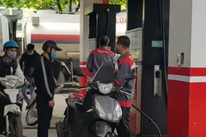 Chiều nay giá xăng tiếp tục tăng nhẹ, giá dầu giảm