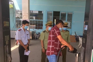 Phát hiện hàng chục ngàn lít xăng A95 'có vấn đề'