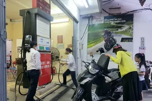 Chiều nay, giá xăng đồng loạt giảm nhẹ sau nhiều lần tăng