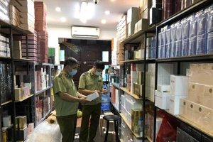 Kiểm tra đột xuất cửa hàng nước hoa lớn tại Hà Nội
