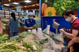 Hàng hóa đầy ắp trong ngày đầu Hà Nội giãn cách theo chỉ thị 16