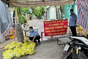 Quản lý thị trường đưa nông sản đến người dân khu phong tỏa ở TP.HCM