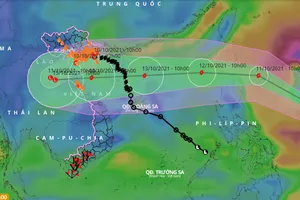Hàng ngàn người dân, cả trẻ em đi bộ qua vùng ảnh hưởng của bão 