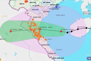 Bão số 8 suy yếu thành áp thấp nhiệt đới, chỉ còn cách bờ biển Hà Tĩnh 190km