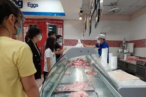 Giá heo hơi rẻ bèo, người nuôi bên bờ vực phá sản