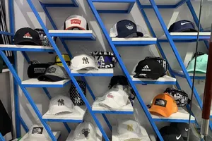 Quần áo, mắt kính gắn mác hàng hiệu nhưng nhập từ… chợ 