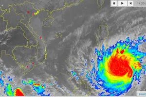 Bão RAI thành siêu bão tiến sát Biển Đông, giật cấp 17