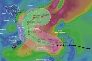 Bão RAI giật cấp 17 đã vào Biển Đông thành cơn bão số 9