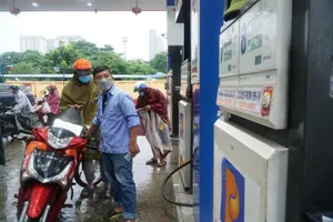 Chiều nay, giá xăng A95 tăng thêm gần 500 đồng/lít