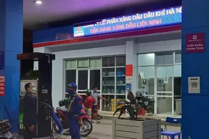 Mang cả xô, thùng phuy...đi mua xăng 