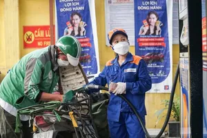 Giá xăng giảm hơn 1.000 đồng/lít từ 0 giờ ngày 1-4