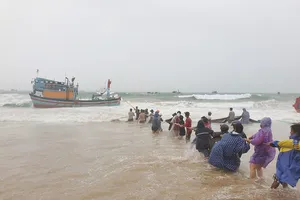 Phó Thủ tướng: Khắc phục hậu quả, nghiên cứu thời tiết dị thường ở Miền Trung