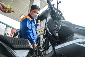 Chiều 21-4, giá xăng bật tăng hơn 600 đồng/lít