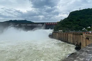Hồ thuỷ điện Sơn La, Hoà Bình tiếp tục mở cửa xả đáy